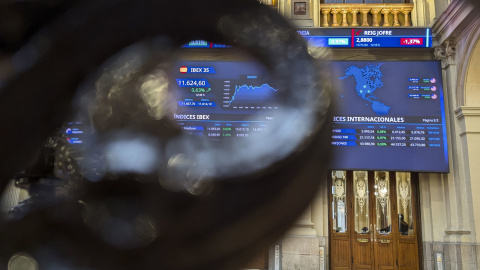 Vista de los paneles informativos en el patio de negociación en la Bolsa de Madrid. EFE/ Vega Alonso