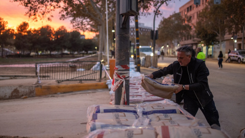 Varios operarios ponen sacos de arena para contener la nueva riada, a 12 de noviembre de 2024, en Aldaia, Valencia, Comunidad Valenciana (España).