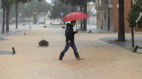 Un hombre camina por una calle en la barriada de Campanillas en Málaga.