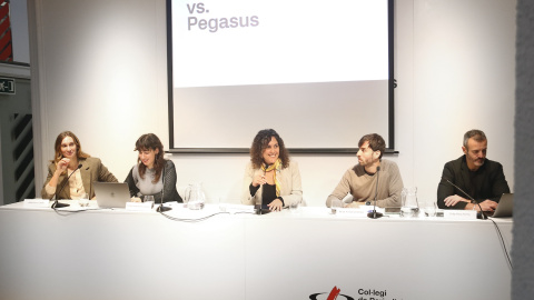 Roda de premsa d'Irídia sobre Pegasus, amb la seva directora, Anaïs Franquesa, al centre