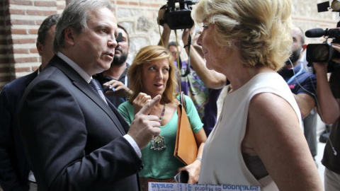 Antonio Miguel Carmona, junto a Esperanza Aguirre en las inmediaciones de la Asamblea de Madrid. EFE