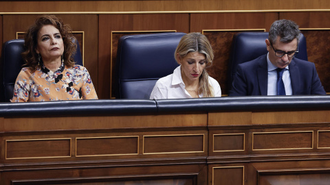 La vicepresidentas primera y segunda, María Jesús Montero y Yolanda Díaz (c), junto al ministro de la Presidencia, Félix Bolaños, durante la sesión de control al Gobierno celebrada este miércoles