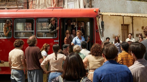 Un bus en busca de contexto histórico: la película 'El 47' y las luchas políticas y vecinales