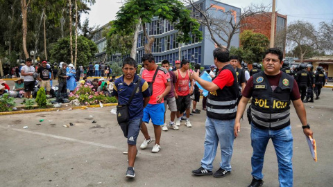 Agentes de la Policía Nacional de Perú detiene a manifestantes en la Universidad Nacional Mayor de San Marcos, en Lima, este 21 de enero de 2023.