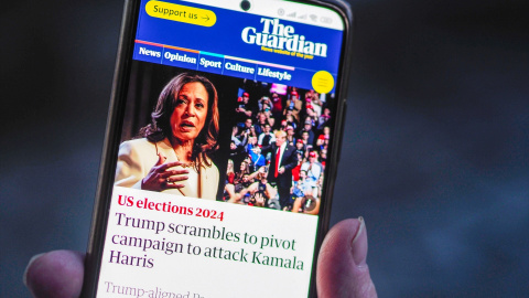 Un móvil con una noticia de 'The Guardian'