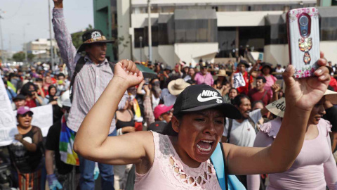 Protesta contra las detenciones de manifestantes en Lima.