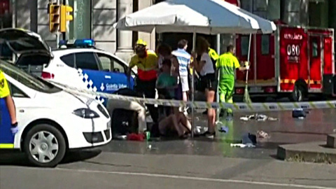 Imagen de televisión del lugar donde una furgoneta ha atropellado esta tarde a varias personas que paseaban por las Ramblas de Barcelona. EFE