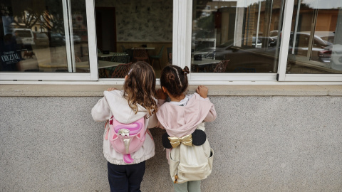 Dos niñas observan el interior vacío del colegio CEIP Amparo Alabau, que continúa cerrado, a 6 de noviembre de 2024, en Alaquàs, València.