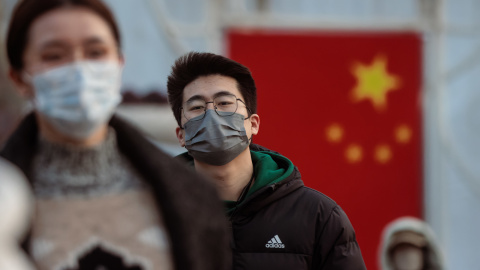 Ciudadanos chinos con mascarilla en la estación de Shanghái.