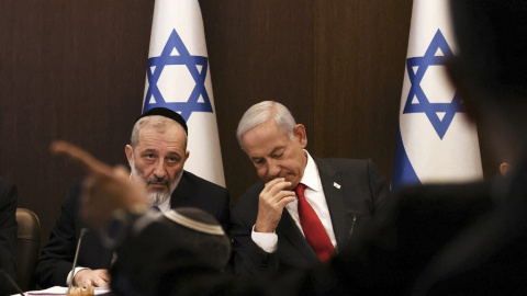 El primer ministro de Israel, Benjamin Netanyahu, junto a su ya exministro del Interior y Salud, Aryeh Deri.