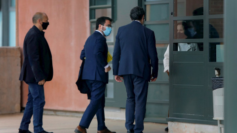 El candidato de ERC a la presidencia de la Generalitat, Pere Aragonès (c) a su llegada este martes la cárcel de Lledoners (Barcelona) para negociar directamente con el secretario general de JxCat, Jordi Sànchez, la formación de un nuevo Govern en Cata