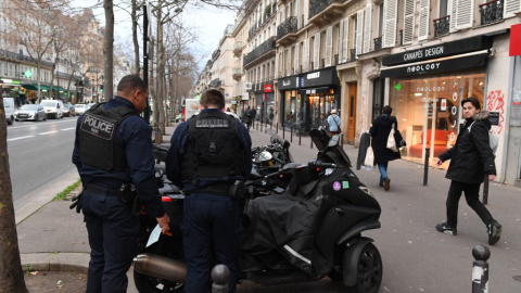 La Policía francesa, antes de la multitudinaria manifestación contra la reforma de las pensiones.