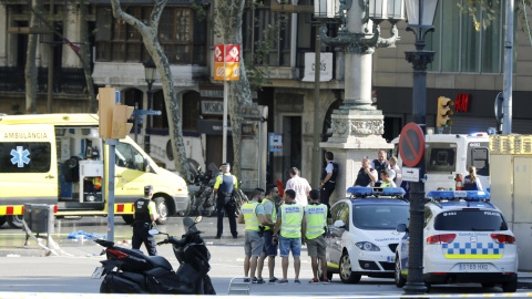 Las imágenes del atropello en Las Ramblas de Barcelona. / EFE