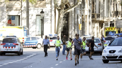 Una furgoneta atropella a decenas de personas en el centro de Barcelona. / EFE