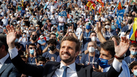 El presidente del PP, Pablo Casado, saluda a los militantes a su llegada a la Plaza de Toros de Valencia en el fin de la Convención Nacional celebrado el domingo.