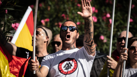 Un hombre realiza el saludo fascista durante una manifestación neonazi para celebrar el día de la Hispanidad