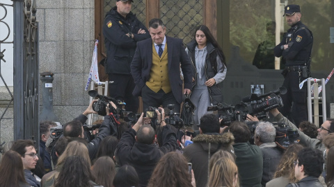 13/11/24 Catherine Silva, acusada del asesinato de Samuel Luiz pero en libertad bajo medidas cautelares, con su abogado, Luciano Prado, a la salida de la Audiencia Provincial de A Coruña