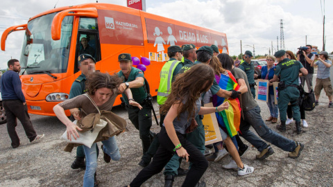 Defensores de los derechos LGTBI bloquean el acceso del autobús Hazte Oír a Logroño. EFE/Archivo