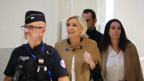 Marine Le Pen a su llegada al juicio por malversar fondos europeos en París.