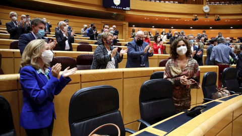 22/12/2020.- La ministra de Hacienda, María Jesús Montero (d), durante el pleno del Senado en el que se vota la aprobación de los presupuestos generales del próximo año. EFE/David Fernández