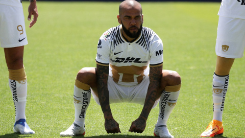 El futbolista Dani Alves, con el era su equipo hasta ahora, el Pumas mexicano, antes de un partido contra Monterrey, en el Estadio Olímpico de Ciudad de México. REUTERS/Henry Romero