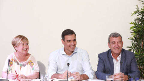 06/08/2019.- El secretario general del PSOE y presidente del Gobierno en funciones, Pedro Sánchez (2i) y la ex alta Comisionada del Gobierno frente al Reto Demográfico y secretaria de Función Pública del PSOE, Isaura Leal (1i), durante la reunión con