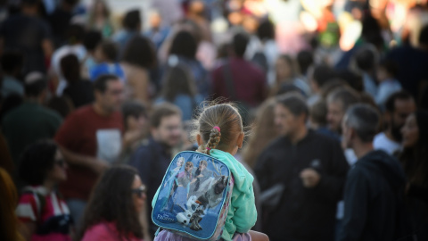 Una niña a hombros de su padre el primer día de colegio, en Madrid