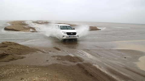 Un vehicle creua dins l'aigua un dels punts de la barra del Trabucador, en una imatge d'arxiu