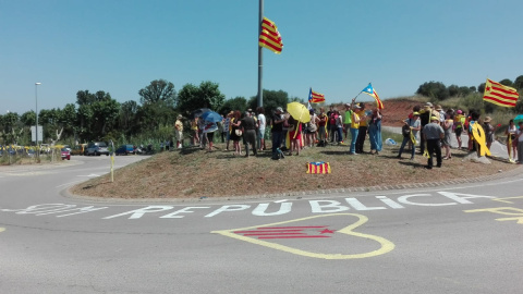 Manifestants concentrats aquest dimecres 4 de juliol a les portes de la presó de Puig de les Basses (Alt Empordà), esperant l'arribada de l'expresidenta del Parlament Carme Forcadell i l'exconsellera Dolors Bassa. / CDR.