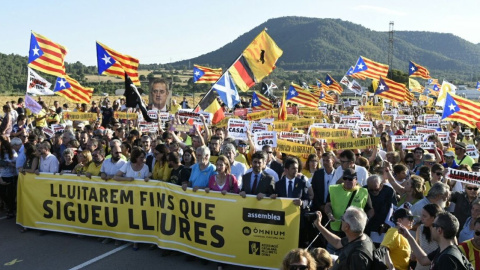 Concentració convocada per l'ANC i Òmnium a les portes de la presó de Lledoners, on aquest dimecres hi han ingressat Oriol Junqueras, Raül Romeva, Jordi Sánchez i Jordi Cuixart. / Òmnium Cultural.