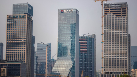 Vista del rascacielos donde tiene su sede central el grupo Evergrande en la ciudad de Shenzhen, en la provincia china de Guangdong. EFE/EPA/ALEX PLAVEVSKI