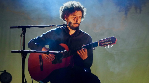 Un moment de l'actuació de José González amb la seva guitarra.