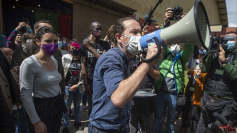 La ministra de Igualdad y el candidato de Unidas Podemos a la Presidencia de la Comunidad, Pablo Iglesias con un megáfono se dirige al público durante un acto del partido en el Polideportivo municipal Cerro Buenavista de Getafe, a 27 de abril de 2021, e