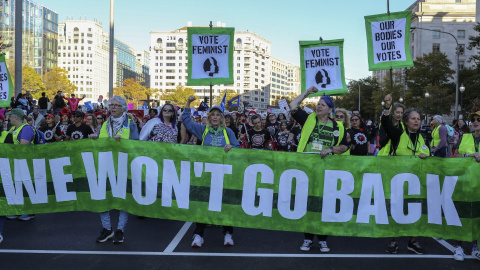 Imagen de manifestantes feministas en una marcha hacia la Casa Blanca antes de las elecciones presidenciales de Estados Unidos en Washington