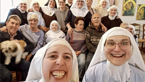 22/05/2024 Fotografía reciente de una decena de las religiosas Clarisas del Monasterio de Belorado (Burgos) con sus familias.