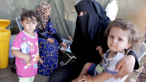 Una familia de sirios desplazados descansa en una tienda de campaña en el paso fronterizo de Nasib.EFE/Ahmad Abdo