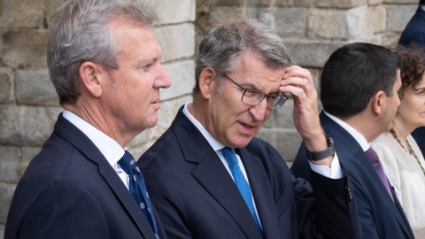 El presidente de la Xunta, Alfonso Rueda, junto al presidente del PP, Alberto Núñez Feijóo, a 25 de julio de 2024, en Santiago de Compostela.