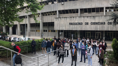 Minuto de silencio por Beriain y Fraile en la Facultad de Ciencias de la Información de la Universidad Complutense de Madrid.