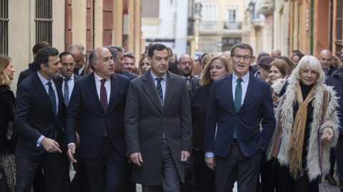 El presidente del PP, Alberto Núñez Feijóo (2d), acompañado del presidente de la Junta de Andalucía, Juanma Moreno (c), el candidato a la alcaldía de Cádiz por el PP, Bruno García (i); el alcalde de Algeciras (Cádiz), José Ignacio Landaluce (2i)