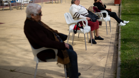 Foto de archivo de tres personas pensionistas durante un viaje del Imserso.