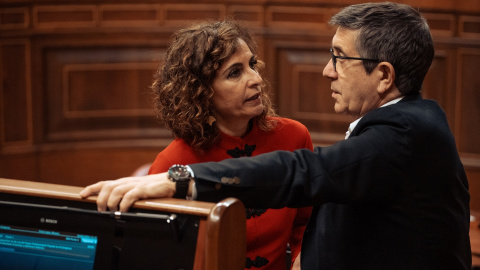 La vicepresidenta primera y ministra de Hacienda, María Jesús Montero, y el portavoz del PSOE en el Congreso, Patxi López, durante una sesión plenaria en el Congreso de los Diputados.