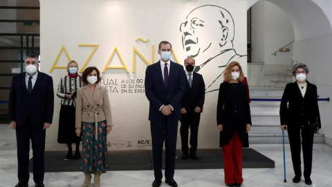 El rey Felipe VI (c) posa para una foto de grupo durante la inauguración de la exposición "Azaña: intelectual y estadista. A los 80 años de su fallecimiento en el exilio", este jueves en la Biblioteca Nacional. (De izq a der) el ministro de Cultura, J