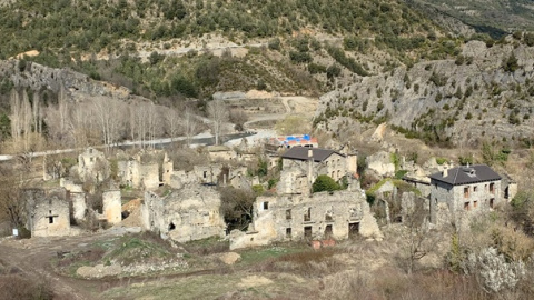 Las casas comienzan a levantarse de nuevo en Jánovas, que comienza a recuperar la vida tres décadas y media después de haber quedado desierto.