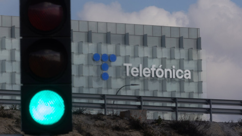 Un semáforo en verde cerca de la sede operativa de Telefónica, en la zona norte de Madrid. E.P./Eduardo Parra / Europa Press