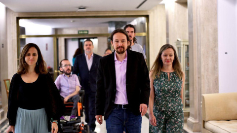 El secretario general de Podemos, Pablo Iglesias, acompañado de los diputados Ione Belarra, Victoria Rosell, Pablo Echenique y Alberto Rodríguez, antes de la última reunión con Pedro Sánchez / Daniel Gago - Podemos