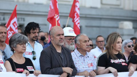 La secretaria general de CCOO de Madrid, Paloma López; el secretario general de CCOO, Unai Sordo; y el de UGT, Pepe Álvarez; se concentran con motivo del fallecimiento de dos trabajadores debido a la ola de calor en la Plaza de Cibeles, a 21 de julio de