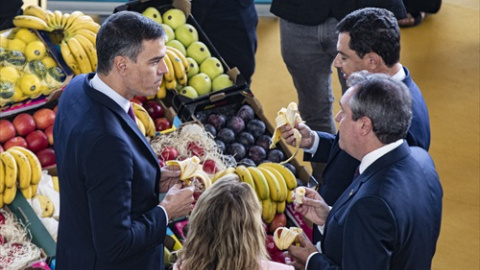 El presidente del Gobierno, Pedro Sánchez (1i), junto al presidente de la Junta, Juanma Moreno (1d); la ministra de Transportes, Movilidad y Agenda Urbana, Raquel Sánchez y el alcalde de Sevilla, Juan Espadas (c), se paran en un stand de Mercasevilla, p