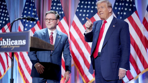 El presidente de la Cámara de Representantes de EEUU, Mike Johnson, da la bienvenida a Donald Trump, a 13 de noviembre de 2024 en Washington, DC.