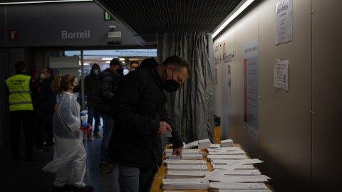 14/02/2021.- Un hombre elige su papeleta electoral en el Mercado St. Antoni en Barcelona, Catalunya, el pasado 14 de febrero. David Zorrakino / Europa Press