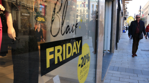 Un aparador d'un dels carrers comercials de Tarragona anuncia descomptes amb motiu del Black Friday